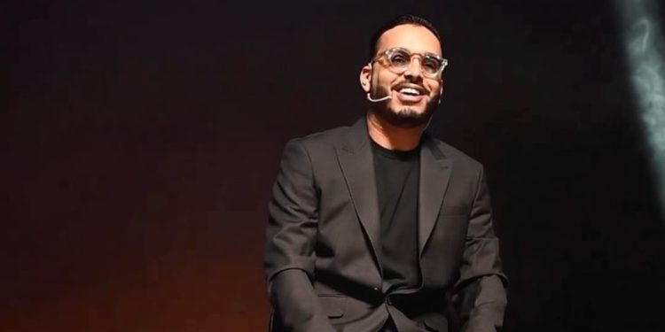 رشيد رفيق يعود إلى الدار البيضاء بعرضه الكوميدي “Mode Avionde”