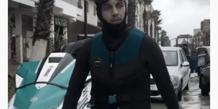“سفيان أخيزون: شاب مغربي يحوّل الجيت سكي إلى أداة إنقاذ خلال السيول”