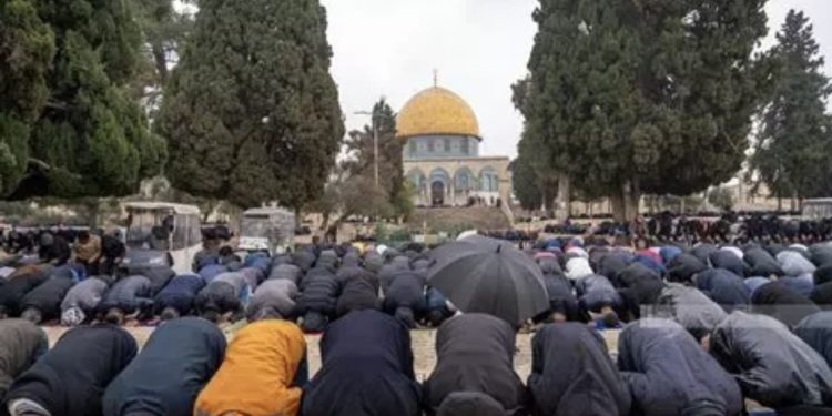 “إبعاد إمام الأقصى وتقييدات إسرائيلية قبيل رمضان”