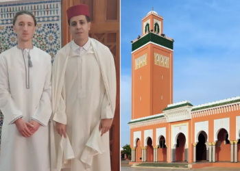 شاب فرنسي يعتنق الإسلام بمسجد يوسف بن تاشفين في العيون وسط أجواء من التكبير والتهليل