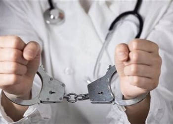 “إدانة طبيب بورزازات بسنتين حبسا وغرامة مالية بعد توقيفه بتهمة طلب رشوة مقابل شهادات طبية”