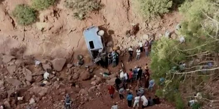 مص-رع 3 أشخاص وإصابة 17 في انقلاب سيارة نقل بإقليم أزيلال