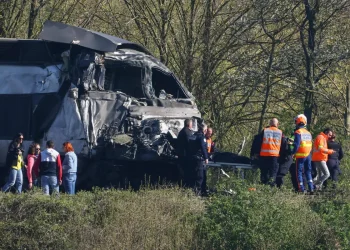حادث قطار TGV في شمال فرنسا: مصرع السائق وإصابة 27 راكبًا بعد اصطدامه بشاحنة