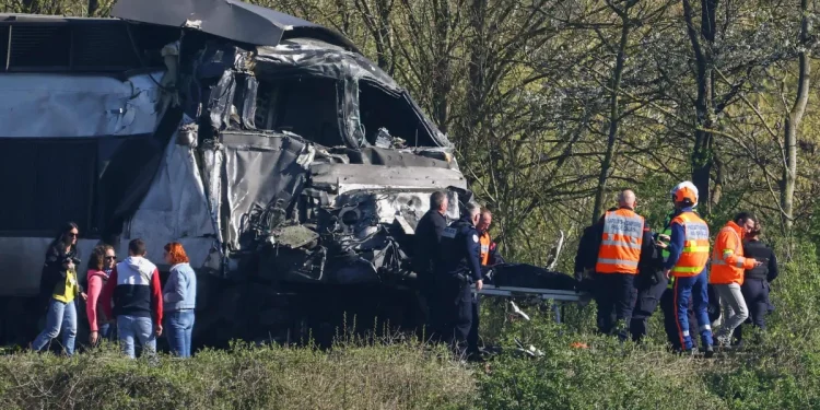 حادث قطار TGV في شمال فرنسا: مصرع السائق وإصابة 27 راكبًا بعد اصطدامه بشاحنة