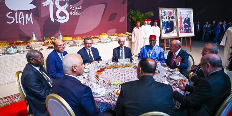 جلالة الملك يقيم مأدبة عشاء على شرف المدعوين والمشاركين في الدورة الـ 18 للملتقى الدولي للفلاحة بالمغرب ترأسها رئيس الحكومة