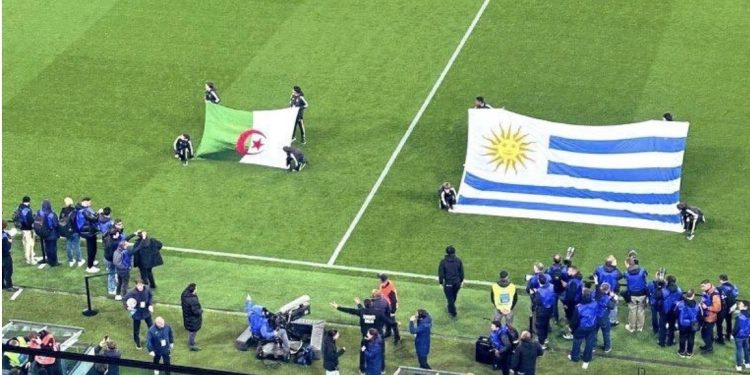 الأوروغواي كبير… والجزائر صغير: حادثة العلم تثير غضب المشجعين