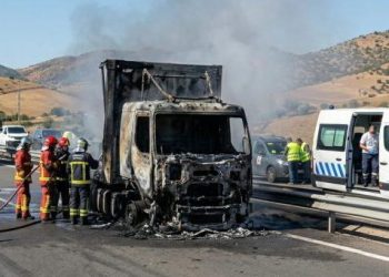 عطب تقني يتسبب في إحتراق شاحنة بين مراكش وأكادير
