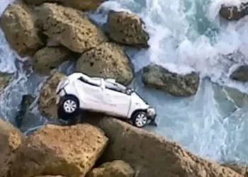 فاجعة الجديدة..السلطات تواصل البحث عن جث_تي الأب وابنته في مياه الجرف الأصفر