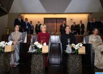 صاحبات السمو الملكي الأميرات للا خديجة وللا مريم وللا حسناء يحضرن رفقة السيدة بريجيت ماكرون العرض الافتتاحي للمسرح الملكي الرباط
