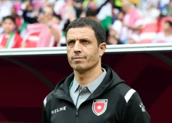 الملك عبد الله الثاني يوشح المدرب المغربي جمال سلامي بوسام الاستقلال