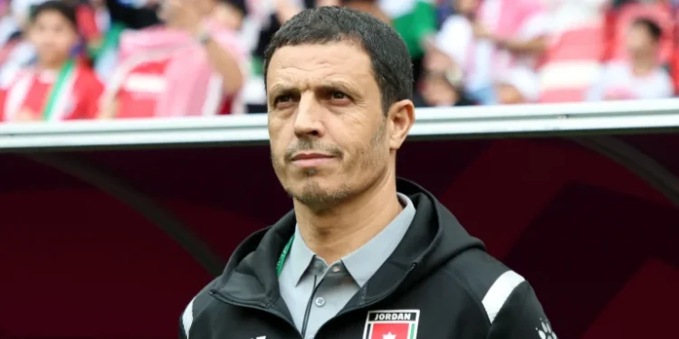 الملك عبد الله الثاني يوشح المدرب المغربي جمال سلامي بوسام الاستقلال