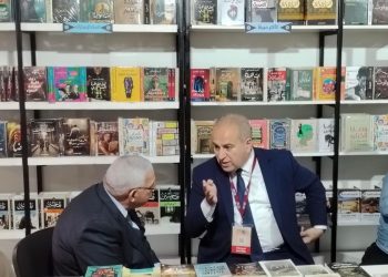 سفير مصر بالمغرب يتفقد أجنحة الناشرين في معرض الرباط للكتاب ويؤكد عمق العلاقات الثقافية