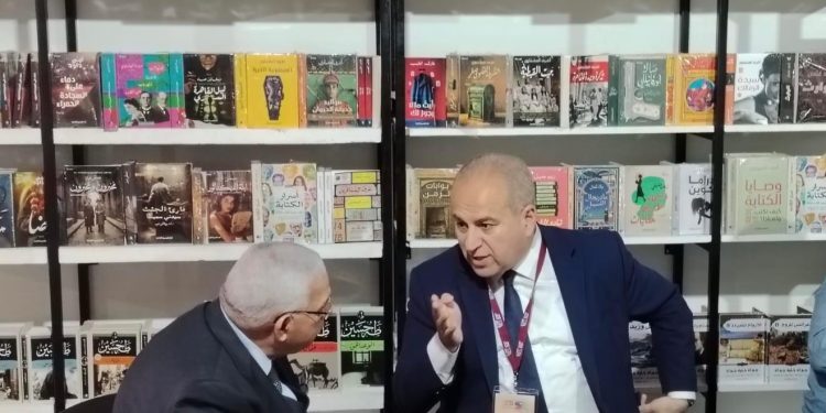 سفير مصر بالمغرب يتفقد أجنحة الناشرين في معرض الرباط للكتاب ويؤكد عمق العلاقات الثقافية