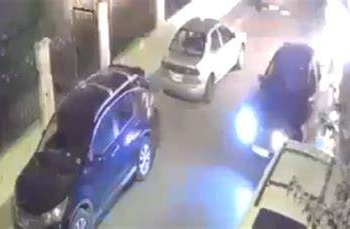 قاصر يقود سيارة فاخرة ويتسبب في حادث سير بأحد أحياء تطوان ويغادر المكان