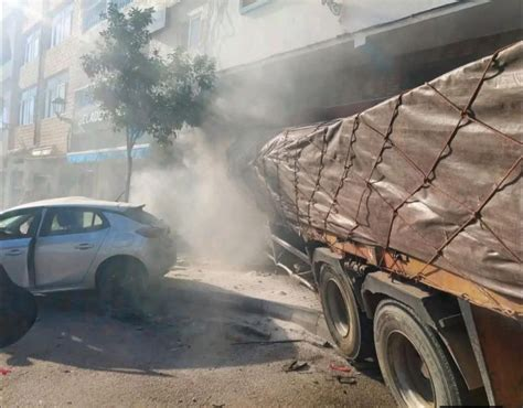 اصطدام شاحنة كبيرة بسيارة أجرة في الحي المحمدي يسفر عن إصابتين