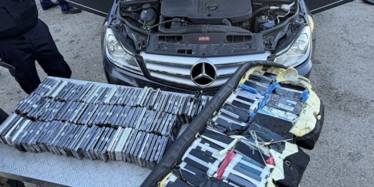 حجز 398 هاتفا مخبأة داخل مقاعد سيارة بمعبر سبتة