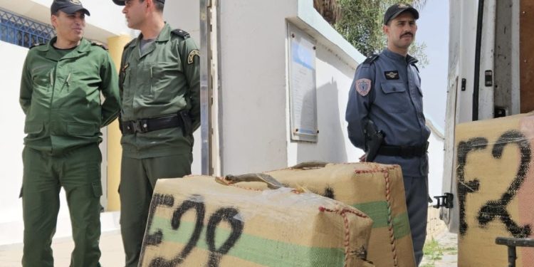 مطاردة أمنية تنتهي بحجز أزيد من 4 أطنان من الشيرا وتوقيف عنصرين بضواحي الصويرة