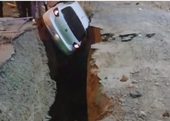 حفرة وسط الأشغال توقع سيارة خفيفة في المدخل الشمالي لـجرسيف