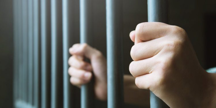 الحكم بالسجن 20 عاما نافذا بحق متهم في قضية الإعتدا_ء على فقيه