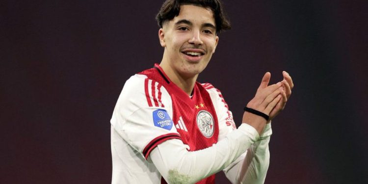 خلاف مالي يعرقل انتقال ريان بونيدا إلى مونشنغلادباخ