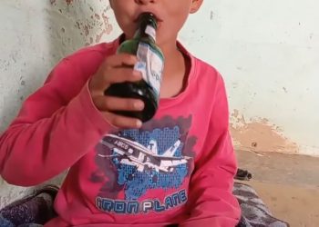 فيديو صادم يقود إلى توقيف شخص قدم مواد كحولية لشقيقه القاصر
