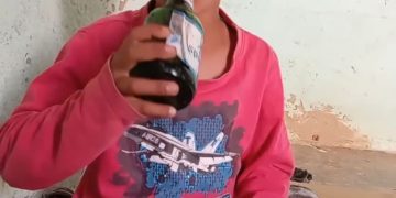 فيديو صادم يقود إلى توقيف شخص قدم مواد كحولية لشقيقه القاصر
