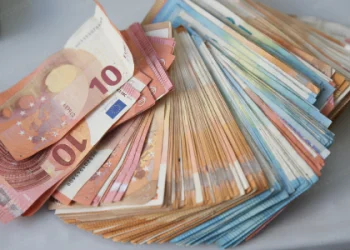 تحويلات المغاربة بالخارج ترتفع 9.8% إلى 40 مليار درهم، وفائض “الأسفار” يتجاوز 34.5 مليار