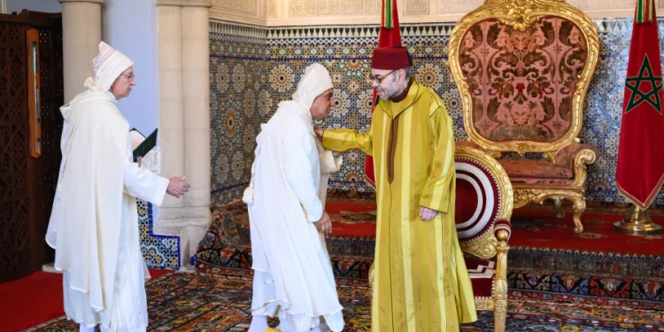 جلالة الملك يستقبل أعضاء المحكمة الدستورية الجدد بالقصر الملكي بالرباط