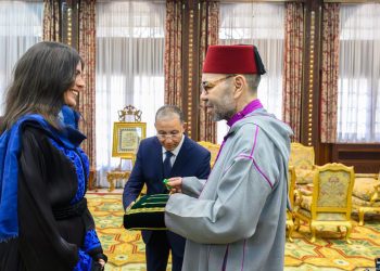 جلالة الملك يستقبل المتسلقة المغربية نوال صفنضلة ويوشحها جلالته بوسام المكافأة الوطنية من درجة ضابط