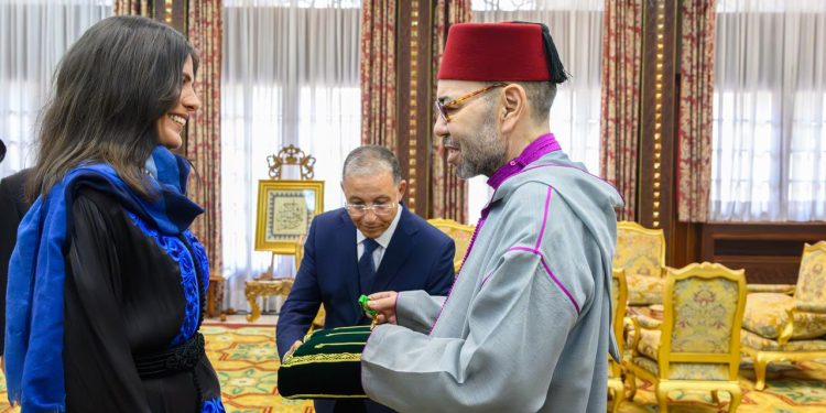 جلالة الملك يستقبل المتسلقة المغربية نوال صفنضلة ويوشحها جلالته بوسام المكافأة الوطنية من درجة ضابط