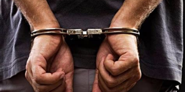 الأمن يوقف شخصًا ستينيًا متورطًا في سرقة محل تجاري بالعيون