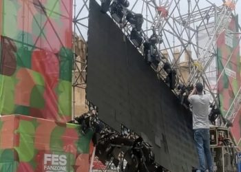 إصابة ثلاثة عمال في انهيار شاشة قيد التركيب بفضاء المشجعين بساحة بوجلود بفاس