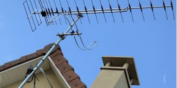 الرياح القوية تنهي حياة شخص بالريش أثناء محاولته تثبيت هوائي التلفاز