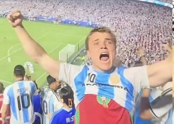 بعد هدف ميسي… مشجع أرجنتيني يثير الجدل بارتداء قميص المنتخب المغربي