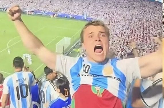 بعد هدف ميسي… مشجع أرجنتيني يثير الجدل بارتداء قميص المنتخب المغربي