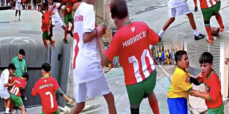 المنتخب المغربي يواصل حضوره العالمي: أطفال في البرازيل يرتدون قميصه