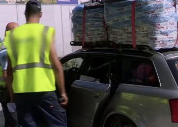 جدل واسع بعد فيديو لتوقيف سيارة مهاجر مغربي محمّلة بشكل خطير في فرنسا