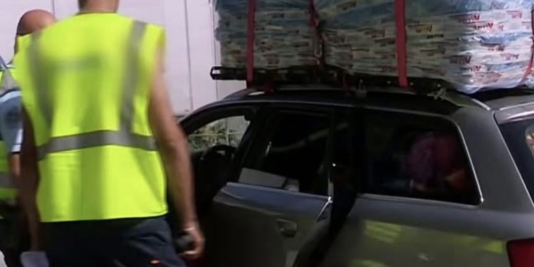 جدل واسع بعد فيديو لتوقيف سيارة مهاجر مغربي محمّلة بشكل خطير في فرنسا