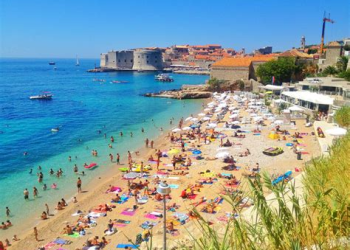 تدهور الوضع البيئي بشواطئ شمال المغرب يثير استياء المصطافين مع اقتراب الصيف