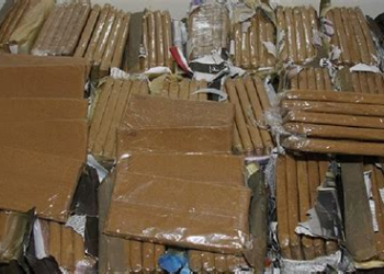 أمواج البحر تكشف شحنة مخدرات بشاطئ الأميرات وتستنفر مصالح الدرك بالهرهورة