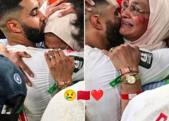 دموع والدة إسماعيل صيباري تخطف الأنظار بعد تأهل المغرب التاريخي إلى ثمن النهائي
