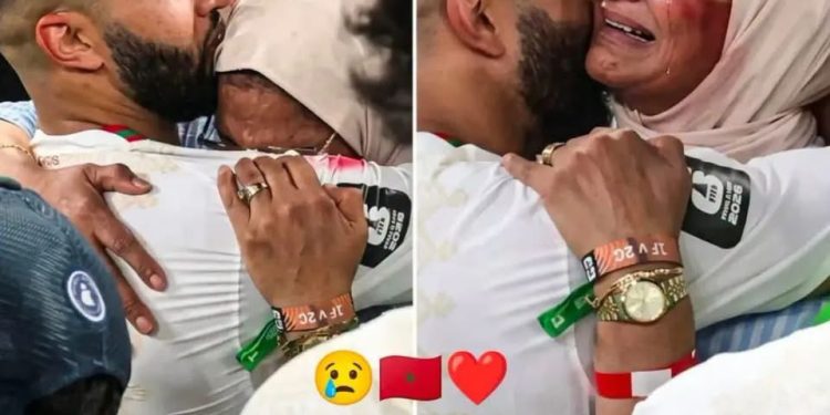 دموع والدة إسماعيل صيباري تخطف الأنظار بعد تأهل المغرب التاريخي إلى ثمن النهائي