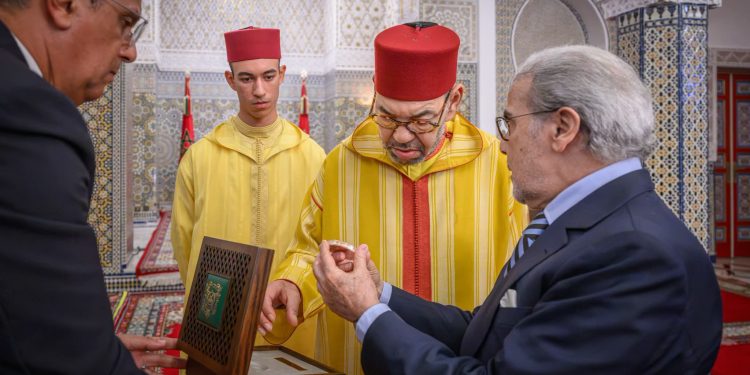 جلالة الملك يستقبل والي بنك المغرب