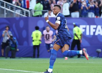 فرنسا تتجاوز باراغواي بصعوبة وتلتقي المغرب في ربع نهائي المونديال
