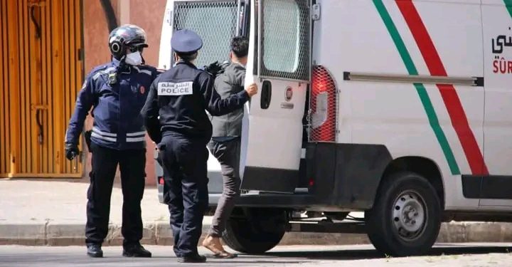 أمن طنجة يوقف شخصاً سرق هاتف فتاة بالعنف في بني مكادة