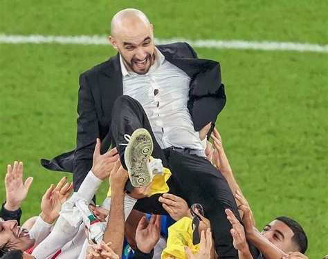 وفاء المغاربة للركراكي يتصدر المشهد بعد تأهل الأسود إلى ربع النهائي