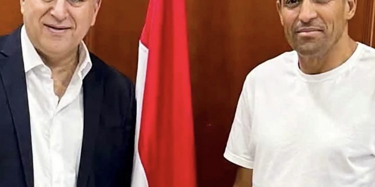السفير المصري بالرباط يستقبل الحسين عموتة قبل انطلاق مهمته مع الأهلي