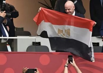 بعد وداع مصر المثير.. إنفانتينو يثير الانتباه برفع العلم المصري في مدرجات المونديال