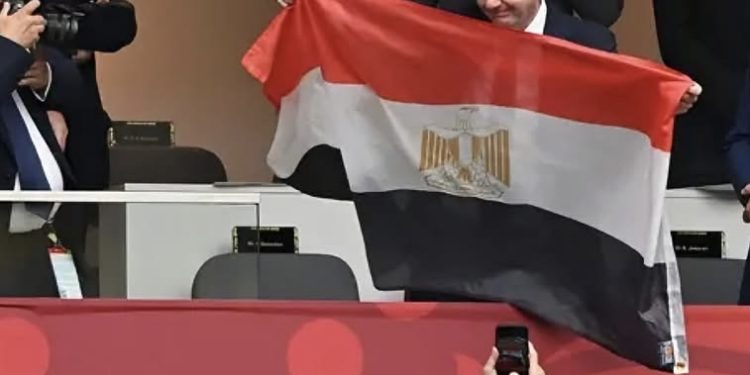بعد وداع مصر المثير.. إنفانتينو يثير الانتباه برفع العلم المصري في مدرجات المونديال