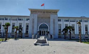 تعويض بـ65 ألف درهم لفائدة سيدة سقطت في حفرة وسط ممر للراجلين بطنجة